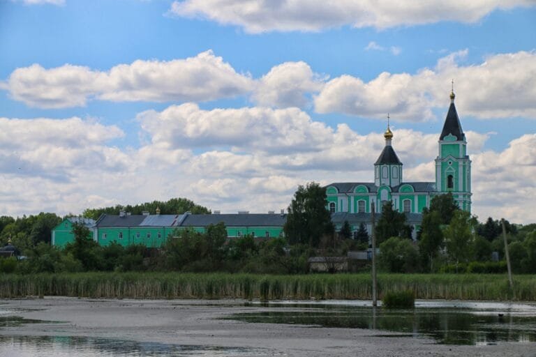 Свято-Троїцький собор та монастирські корпуси у Браїлові
