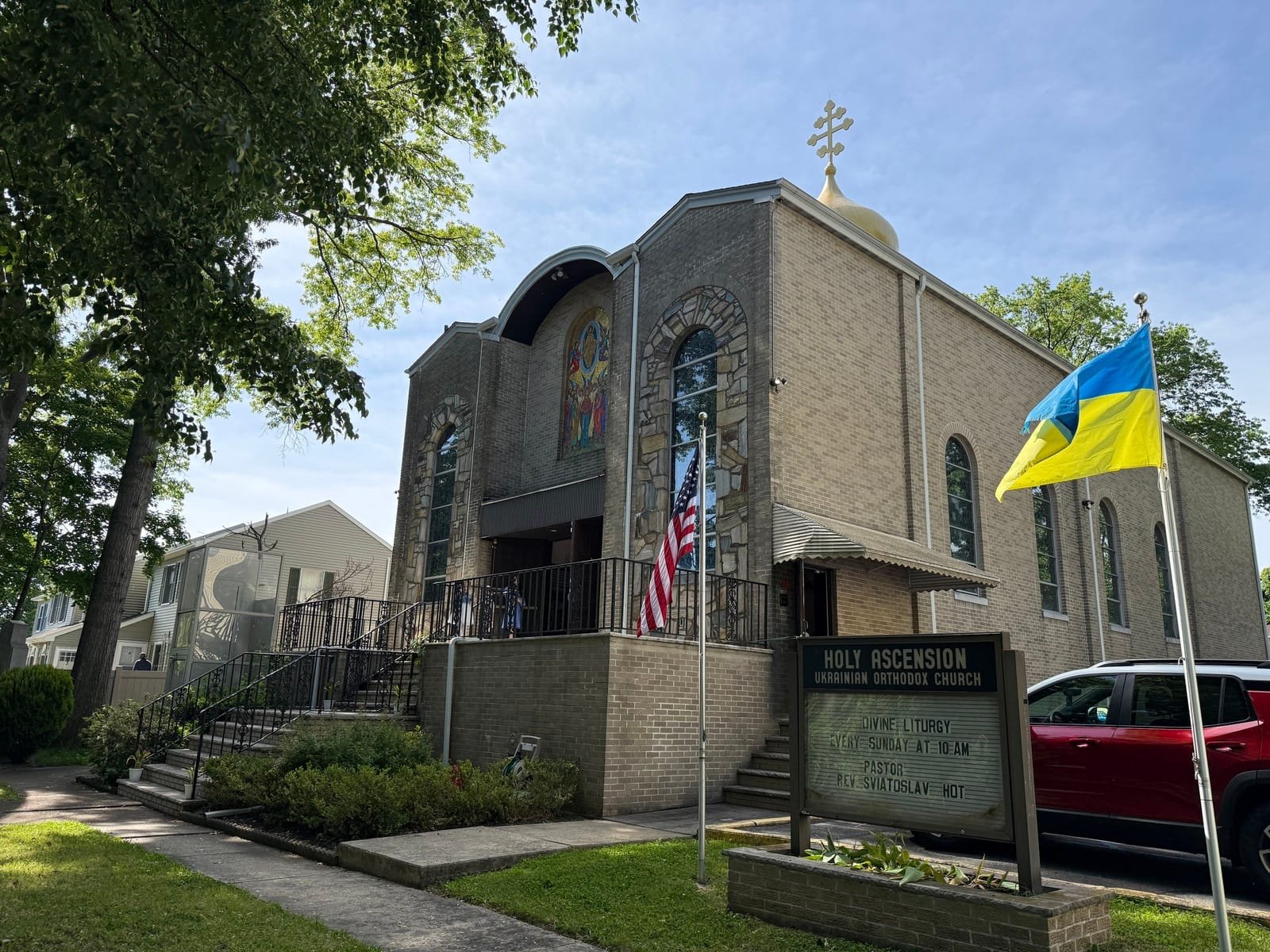 Фасад церкви Вознесіння Господнього на Irvington Avenue в Мейплвуді