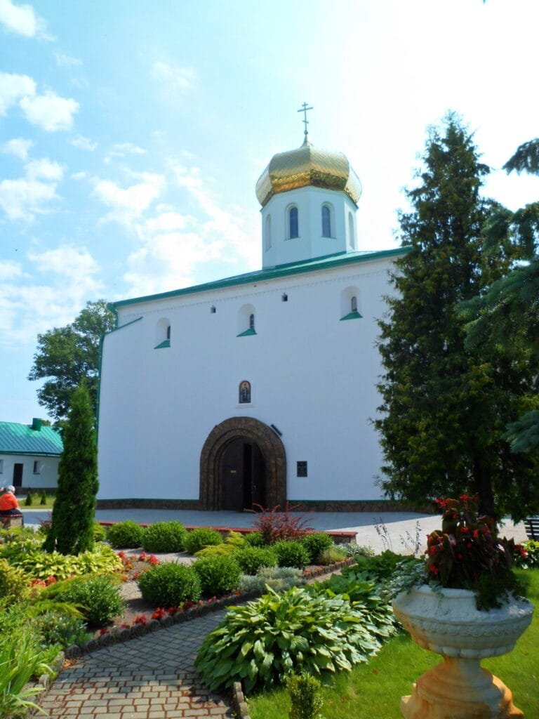Свято-Миколаївський монастирський храм 1542 року в селі Мильці