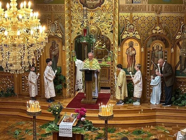 Позолочений іконостас та о. Роман Тарнавський на Трійцю в Бостоні
