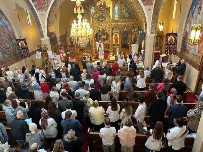 Храм святого Андрія Первозванного в Бостоні - Божественна літургія та парафіяни у вишиванках