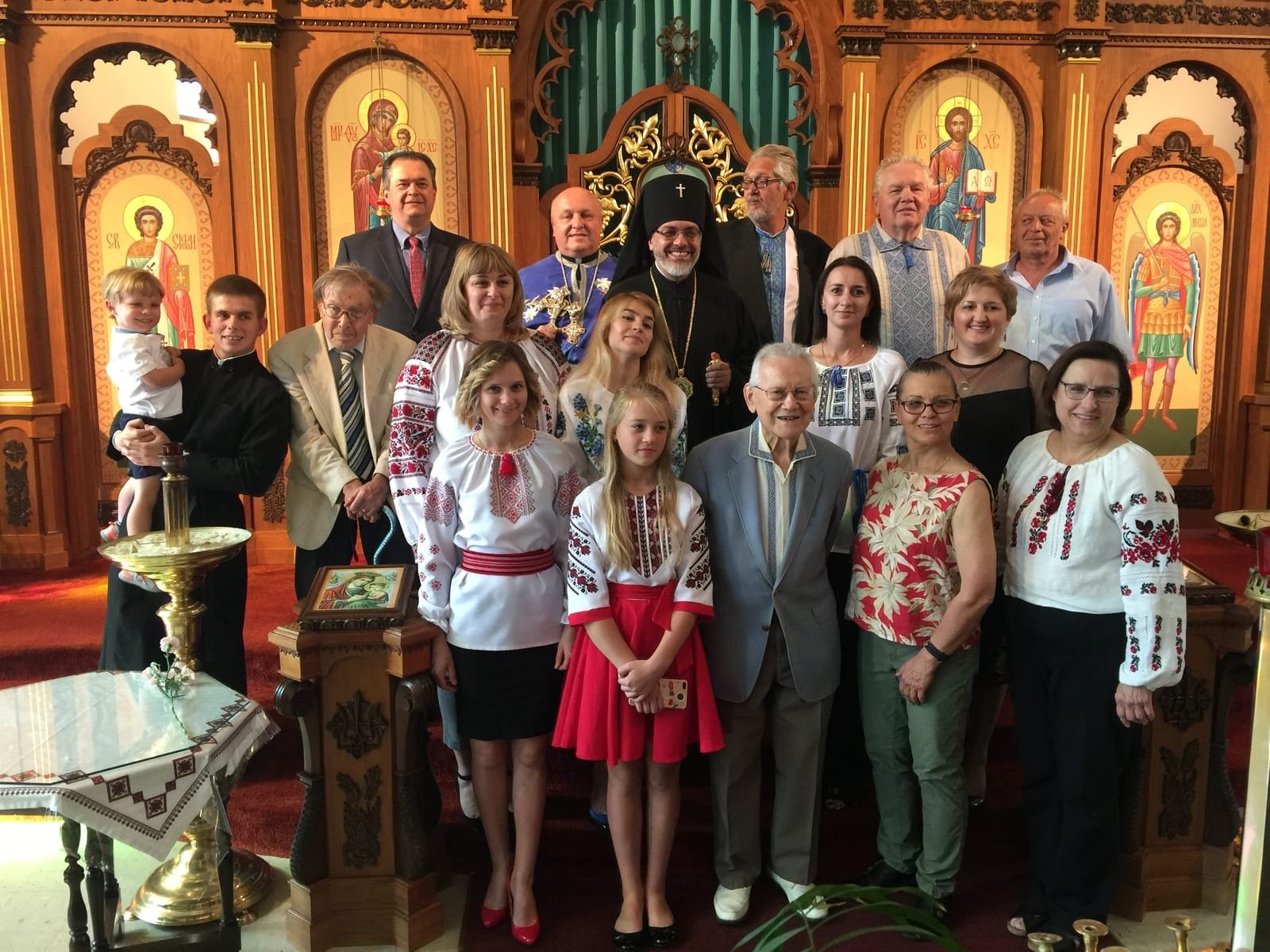 Парафіяльна родина у вишиванках перед іконостасом у Саутфілді