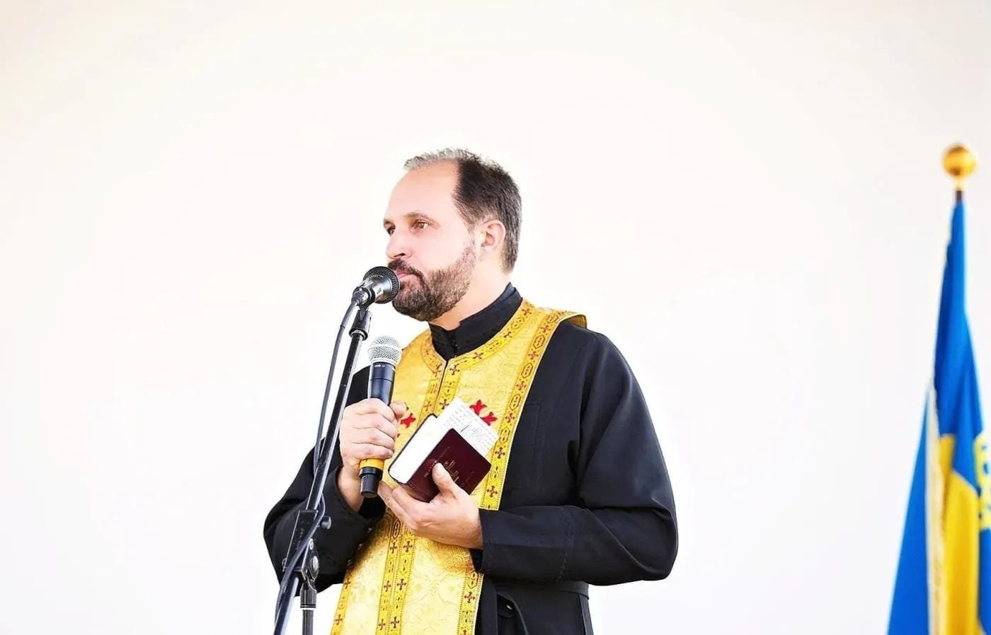 Отець Георгій Тяпко зі святим Євангелієм у Сан-Франциско