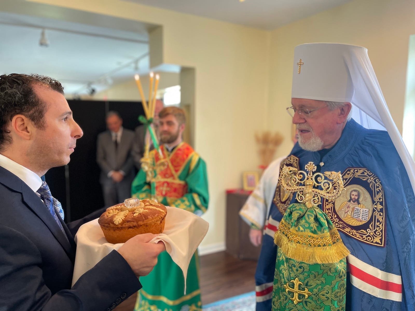 Зустріч митрополита Антонія з українським короваєм у Вірджинії