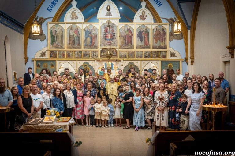 Парафія Святого Володимира в Піттсбурзі - 100-річний ювілей перед іконостасом
