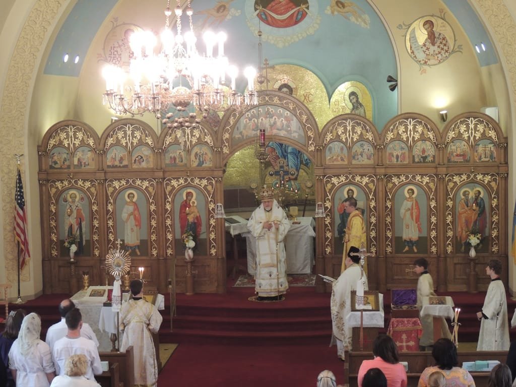 Інтер'єр та дубовий іконостас церкви святих Петра і Павла у Вілмінгтоні