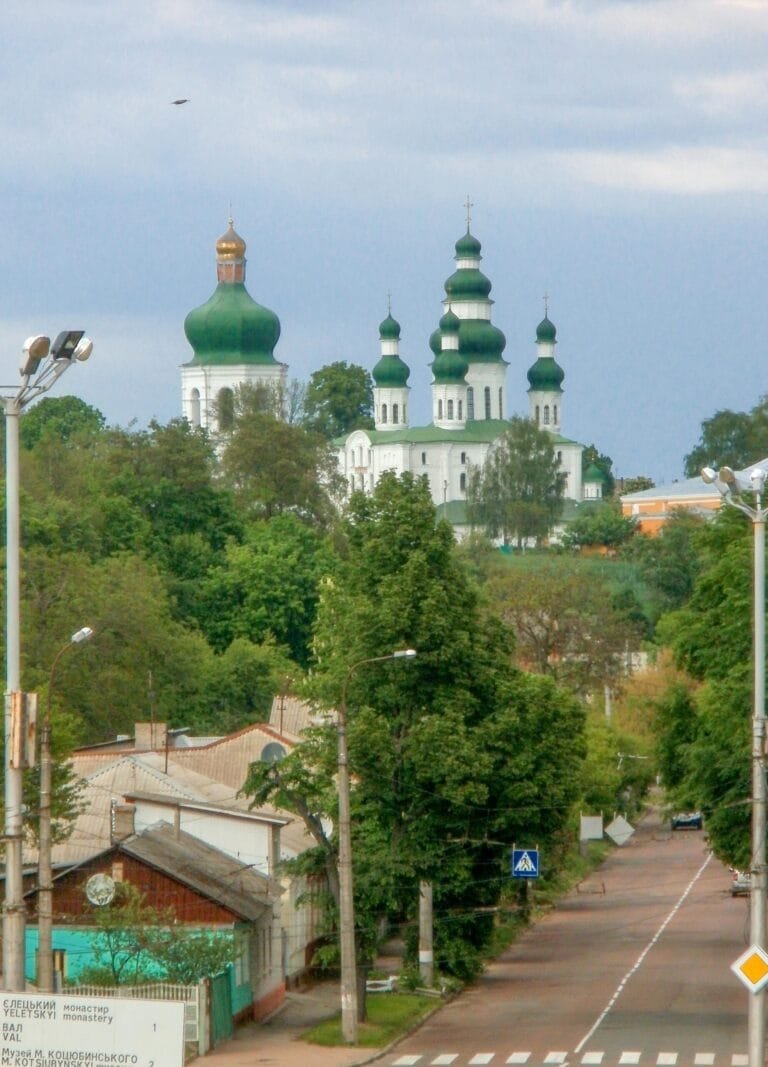 Успенський собор XII століття та надбрамна дзвіниця Єлецького монастиря