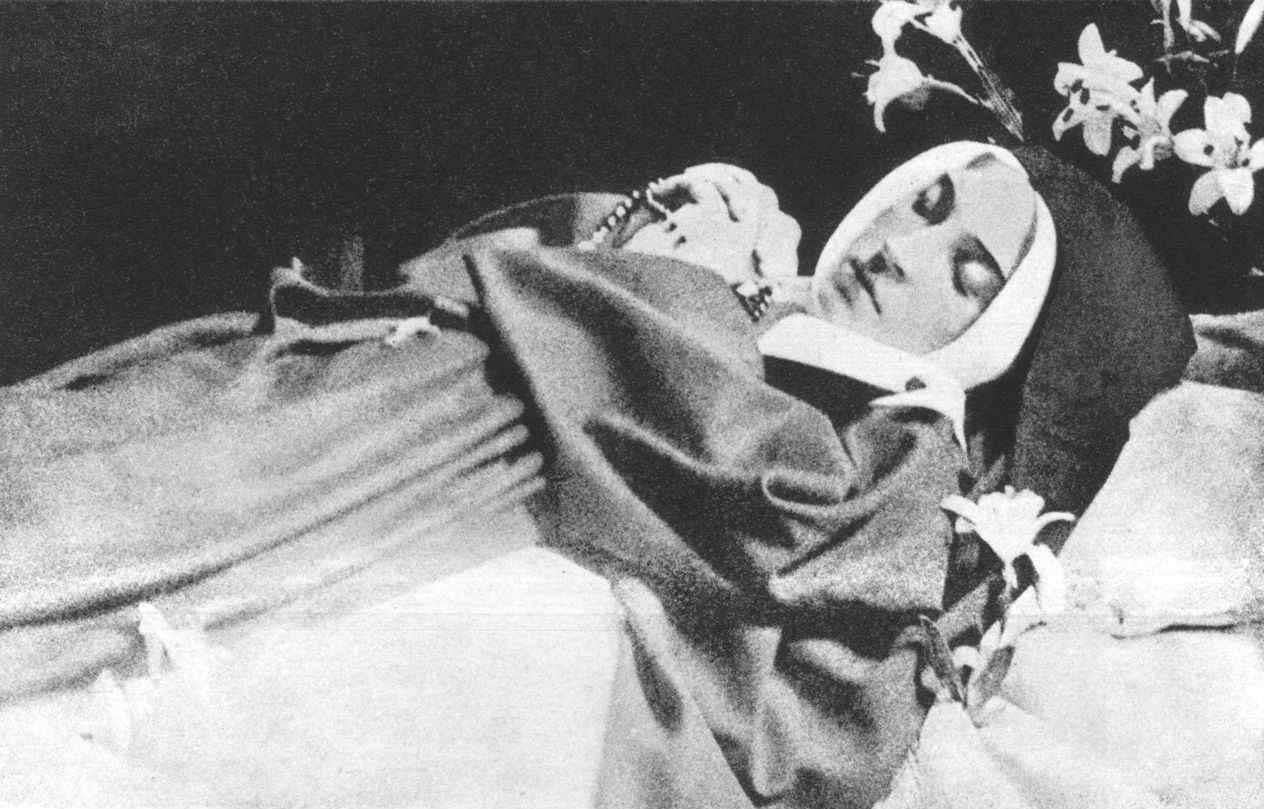 Історичне фото нетлінного тіла святої Бернадетти Субіру під час ексгумації 1925 року